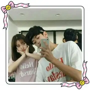 2021年最潮手拿手机自拍遮脸的情侣头像
