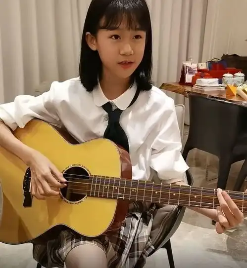 陆毅14岁的女儿腿太长身材太瘦裤子显松垮,一双胳膊细到似竹竿
