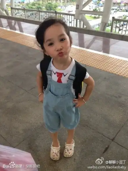 曾小贤抱着的小女孩是谁是不是胡一菲小时候

