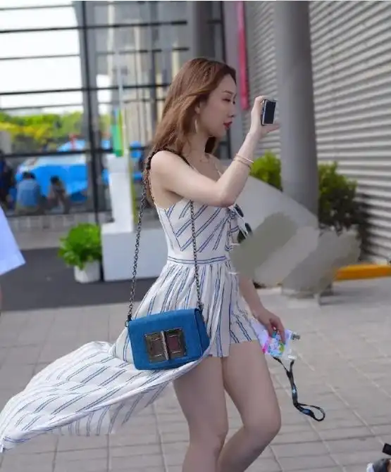 造型有点飘逸,走路都带风,完美十足身材感觉嫌仙气飘飘
