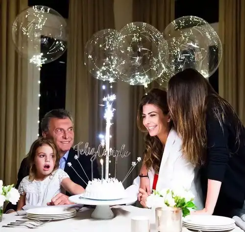 甩了身价30亿豪门,又嫁130亿最帅总统,这个离婚带娃的35岁女人凭什么
