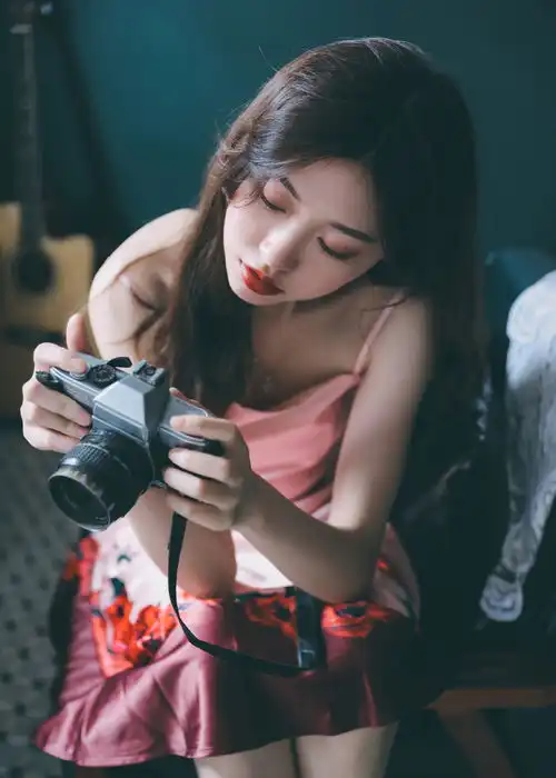 性感美女时尚写真,清纯90后复古红唇电眼吊带长裙港风,养眼迷人
