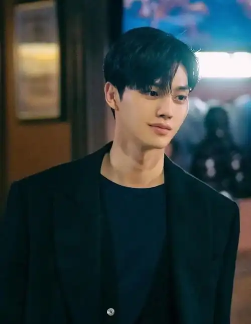 韩星宋江最新杂志写真曝光发量蓬松侧颜帅
