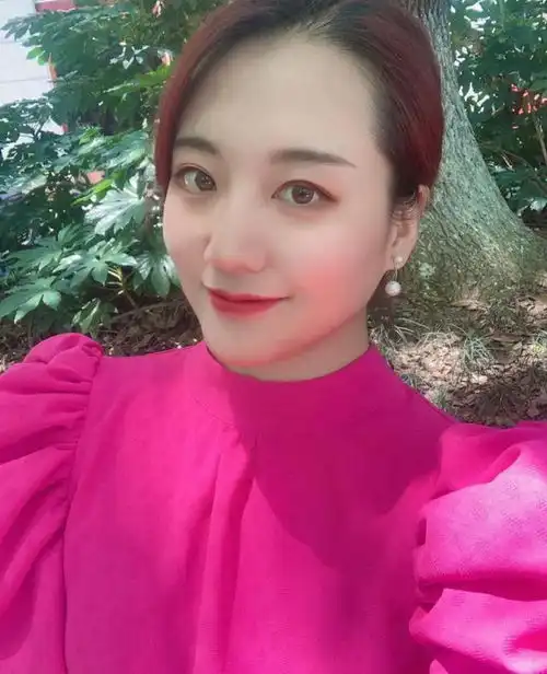 50岁女人想摆脱大妈感,发型记住三不要,远离显老土气
