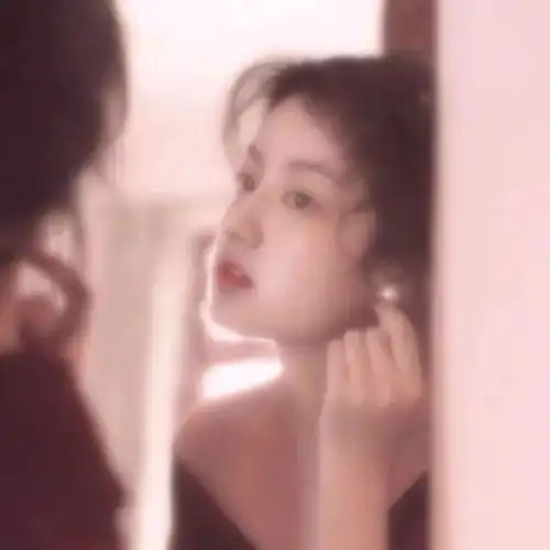 偏伤感的文艺女生头像
