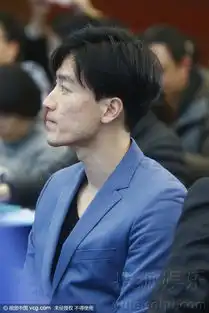 刘翔公开恋情后现身蓝西装配新发型帅气
