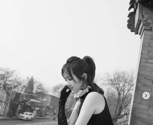 姚安娜化身潮流少女弹吉他
