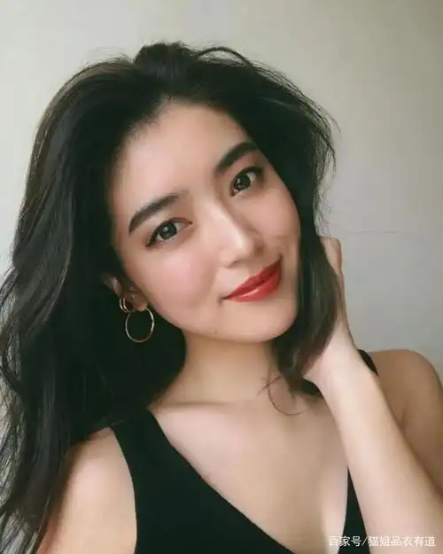 为什么大城市的女孩喜欢素颜,而小县城的女孩更喜欢化妆
