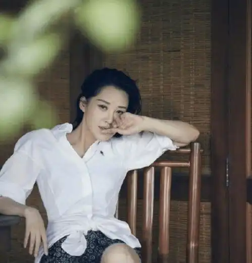 50岁许晴登上男人装,穿黄色长裙大秀婀娜身材,尽显女人魅力
