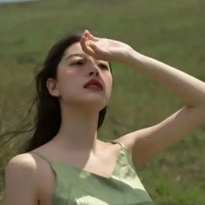 我们在黑暗中并肩前行,走在各自女生头像我要个性网
