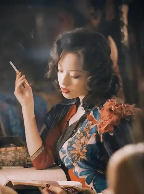 倪妮的好身材全靠塞屁垫路人镜头下暴露无遗,网友颜值崩了

