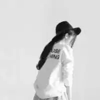 女生背影长发头像戴帽
