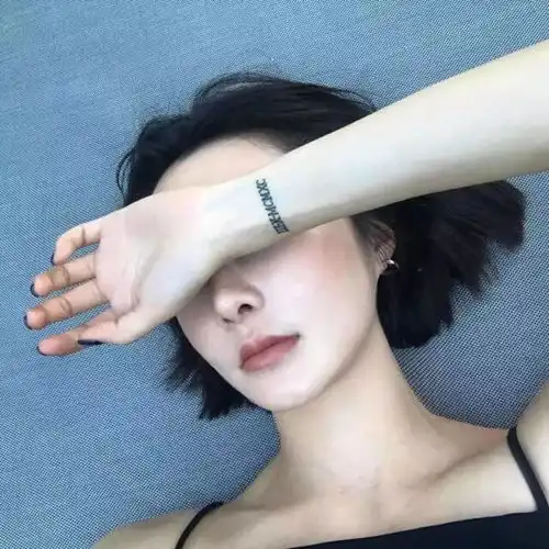 短发女头
