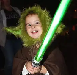 美国小女孩扮成卡通人物游迪士尼网络走红组图
