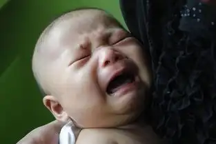 6岁孩子在地上撒泼打滚,妈妈无计可施,奶奶的做法堪称教科书
