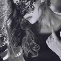 黑白女生性感头像
