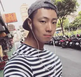 练就霸气胸肌,化身肌肉名媛,身边还有一大帮同样的小奶狗型男
