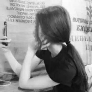 鹿沫黑白女生头像
