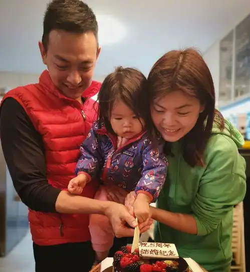 过气港星晒70万名表,在tvb拍戏月薪6千,来内地变大老板
