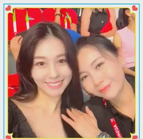 邱淑贞和女儿沈月观看巴黎奥运会,56岁邱淑贞跟女儿合影好似姐妹
