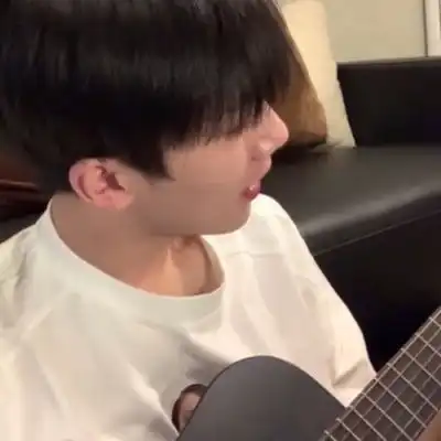 2023干净帅气男生头像
