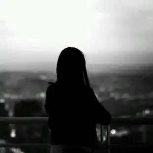 最悲伤的黑白系列图片心微动奈何情已远
