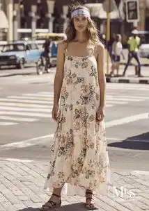 有一件吊带裙不仅可以让你风情万种,还能性感撩人...
