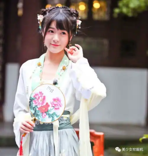 徐娇穿汉服把脸p白十个度,然而看到她素颜照后
