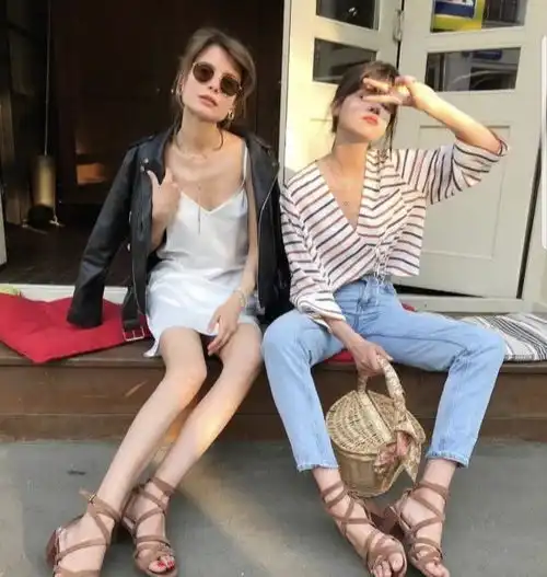 今年流行的闺蜜装,和她一起穿成为美丽风景线
