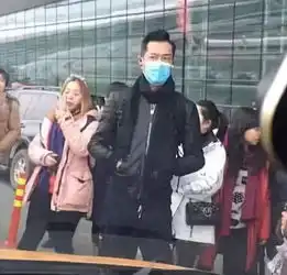 机场偶遇古天乐,一个人低调出行,戴几块钱的口罩
