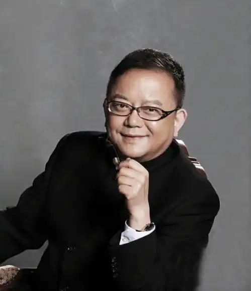 王刚首次回应砸2亿古董持宝人败诉,就算是真品也才十几万
