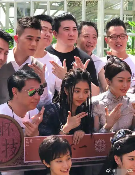 欧豪与马思纯分手后首现身,与秦岚谭松韵合影,一脸肃杀情绪低落
