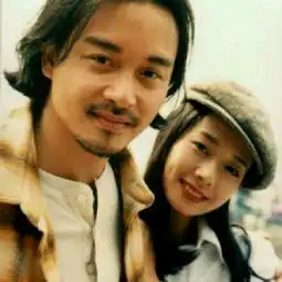 哥哥旁边的这个美女是辣个吖
