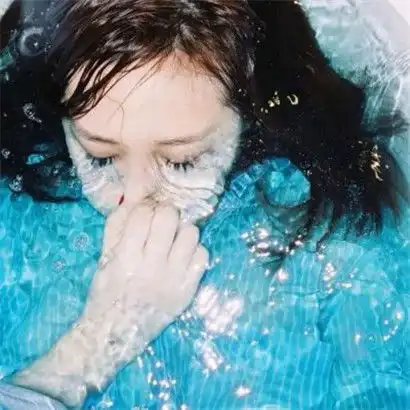 唯美好看蓝色控女生头像,泳池边的湖边海边居家的都有
