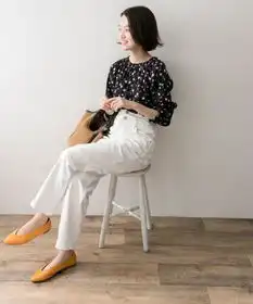 自然系女生必备不显胖单品白色牛仔裤穿搭技巧,打造清新好感
