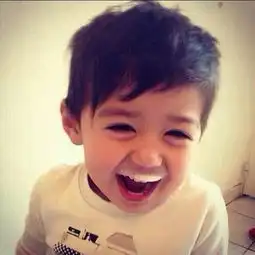 求这张图的同一人物头像
