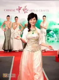 赵雅芝佩戴天价翡翠代言走秀风情万种
