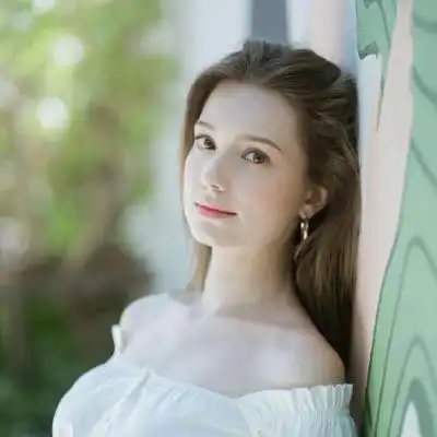 好看的欧美女生头像,大气又不失甜美女人味的
