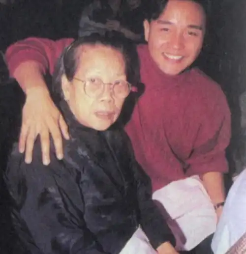 2003年张国荣跳楼自杀,陈淑芬用衣服遮住遗体,保全了哥哥最后尊严
