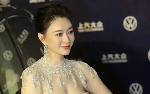 爱笑的李小冉,光鲜亮丽的背后,有着一段不为人知的心酸故事
