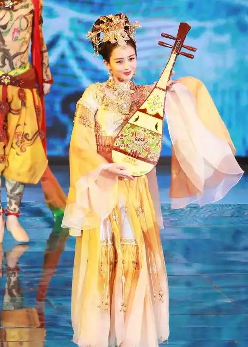 佟丽娅华表奖一曲琵琶舞,惊艳十足,网友简直天仙下凡
