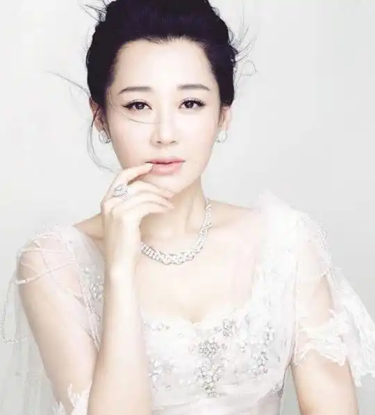 至今未婚的8位女明星,最大59岁最小42岁,年轻时都是女神
