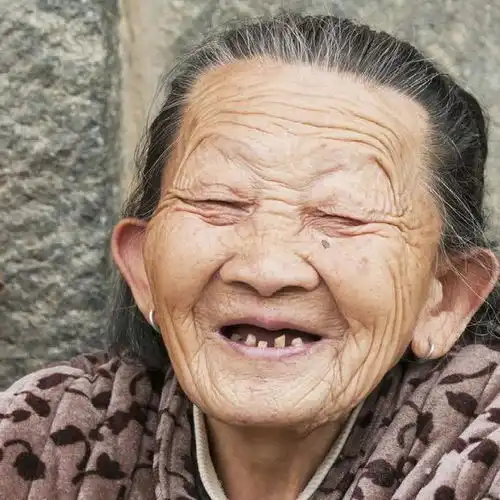 60岁阿姨坦言家有长寿老人,是我退休后噩梦的开始,太累了
