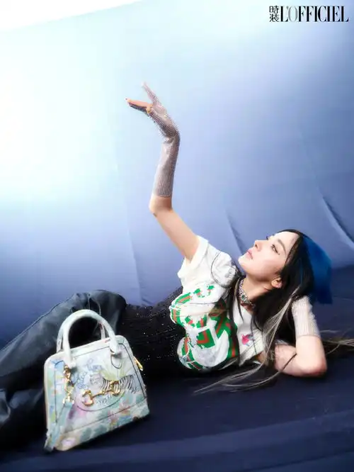 组图杨幂未来感开年大片发布克莱因蓝公主切发型表现力满分