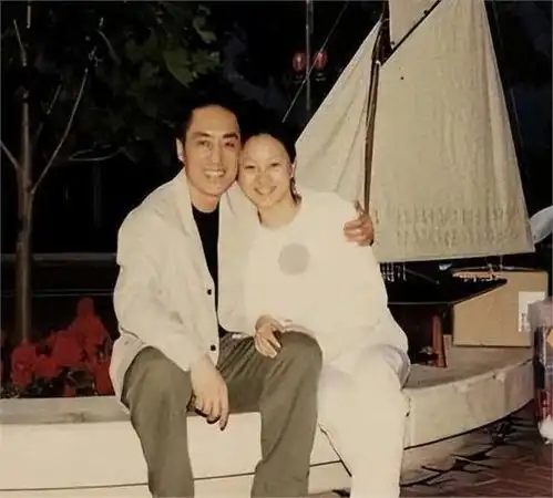 相爱了25年,74岁张艺谋眼神充满了慈祥,43岁陈婷打扮越来越时尚
