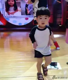曹格女儿和韩国正太相遇两张萌脸惹人爱
