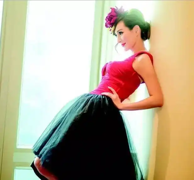 50岁嫩模暴露出场,刘晓庆赵雅芝惊呆了女人,自己不保养,谁替你保养
