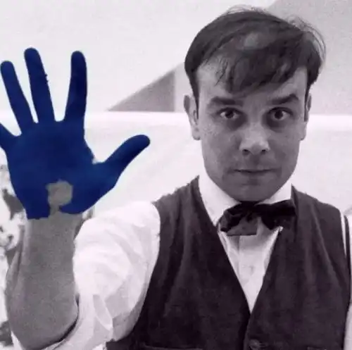 当排版遇上爆火的克莱因蓝,这色调谁顶得住
