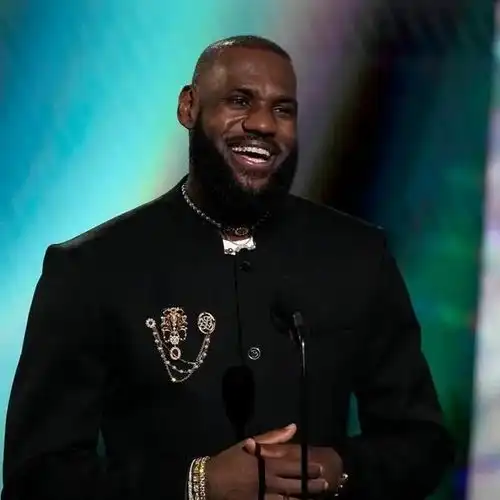 nba晚报詹姆斯再获大奖被赞能打到50岁欧文再发神推
