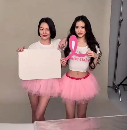 小s穿粉色蕾丝裙和女儿比美,母女相差30岁像一对姐妹
